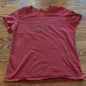 Life Is Good Classic Fit Crewneck Tee, Holiday Lights Heart Pattern, Size Medium